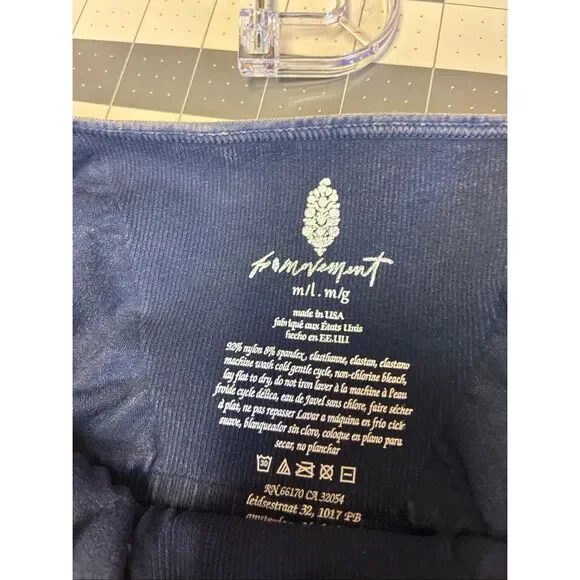 Free People Movement Good Karma Set of Flare Leggings and Square Neck Bra in Blu - Picture 9 of 9